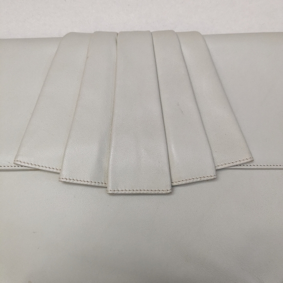 Vintage, butter soft, shoulder purse by Expressions. Light tan - Picture 4 of 8